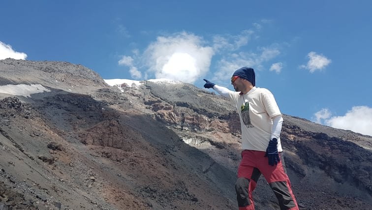 Yapamazsın dediler! O ise Türkiye’nin en yüksek dağına tırmandı