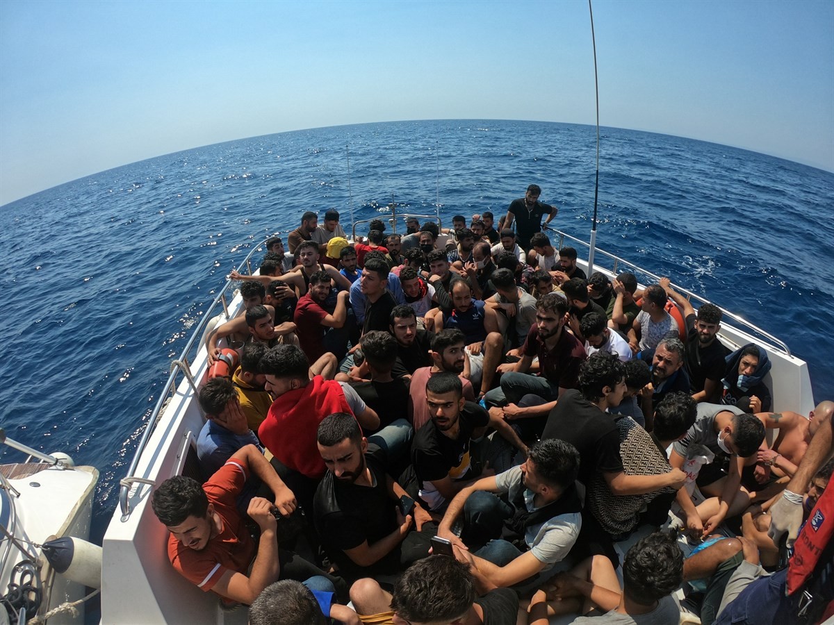 İzmir’de 122 düzensiz göçmen yakalandı