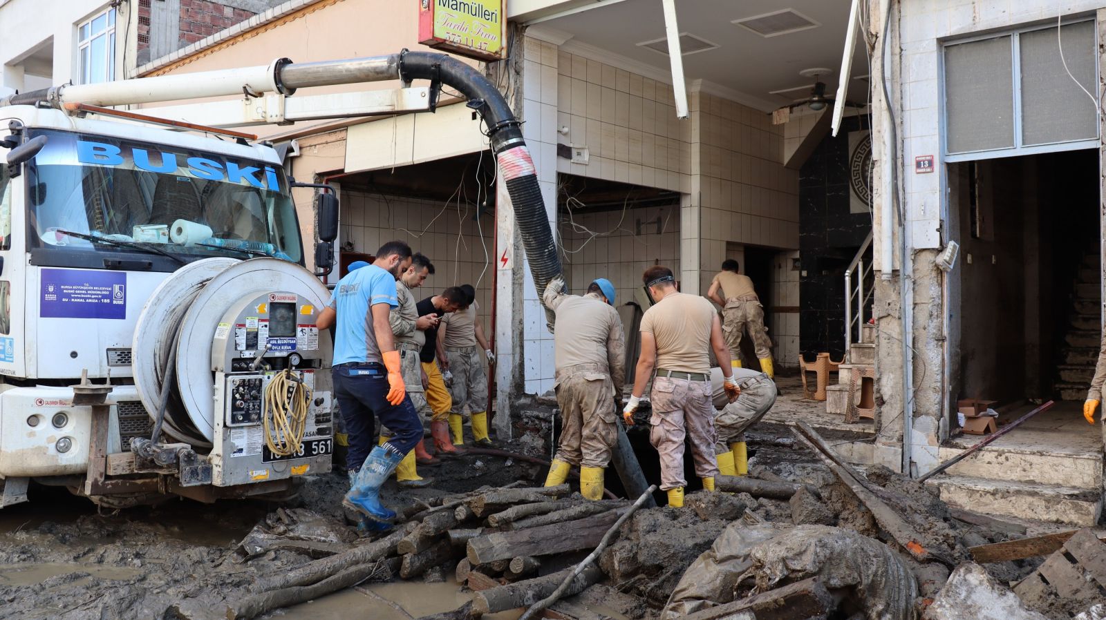Yaşanan sel felaketinin ardından yaralar sarılmaya devam ediyor