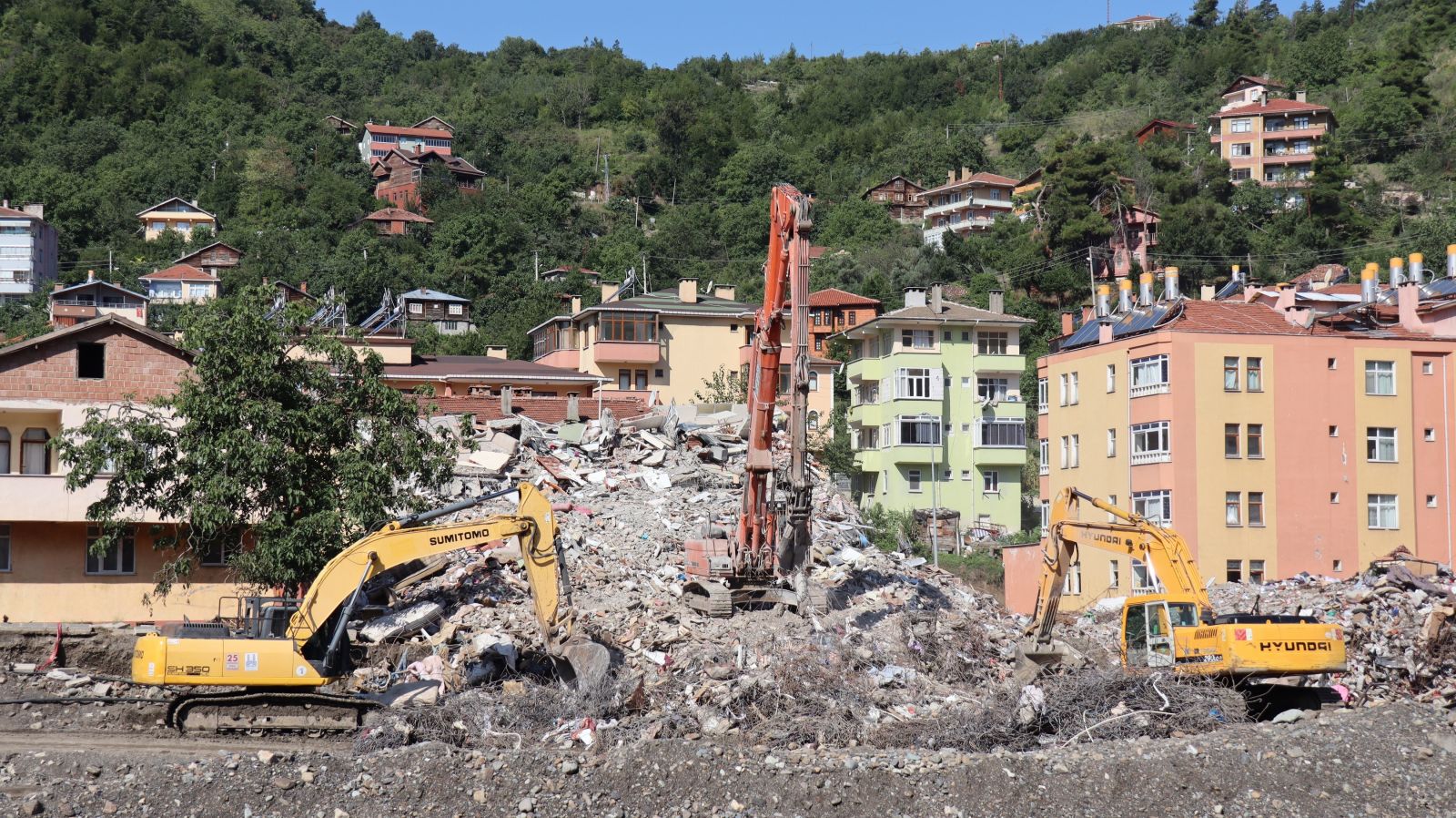 Yaşanan sel felaketinin ardından yaralar sarılmaya devam ediyor