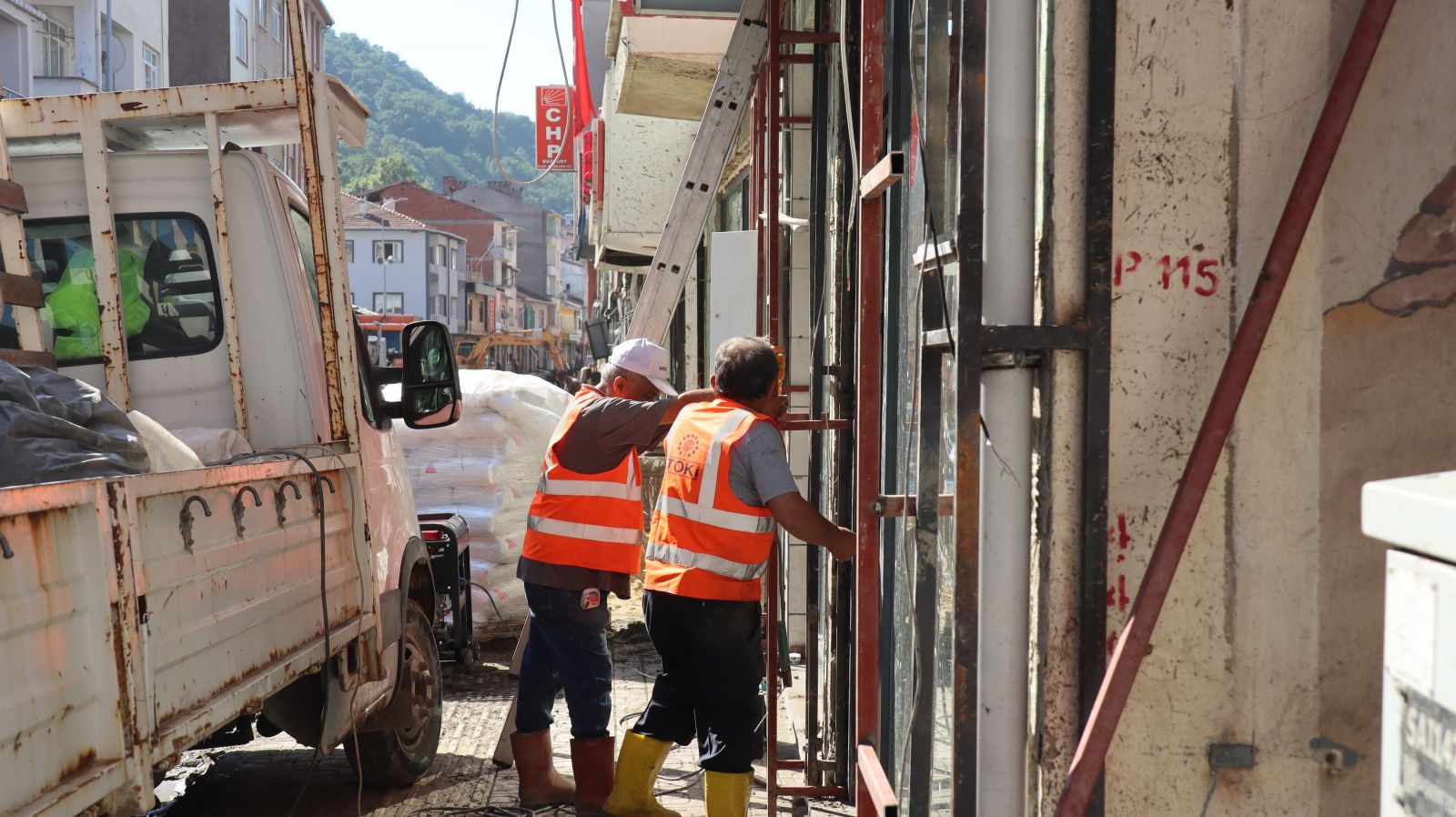 Yaşanan sel felaketinin ardından yaralar sarılmaya devam ediyor