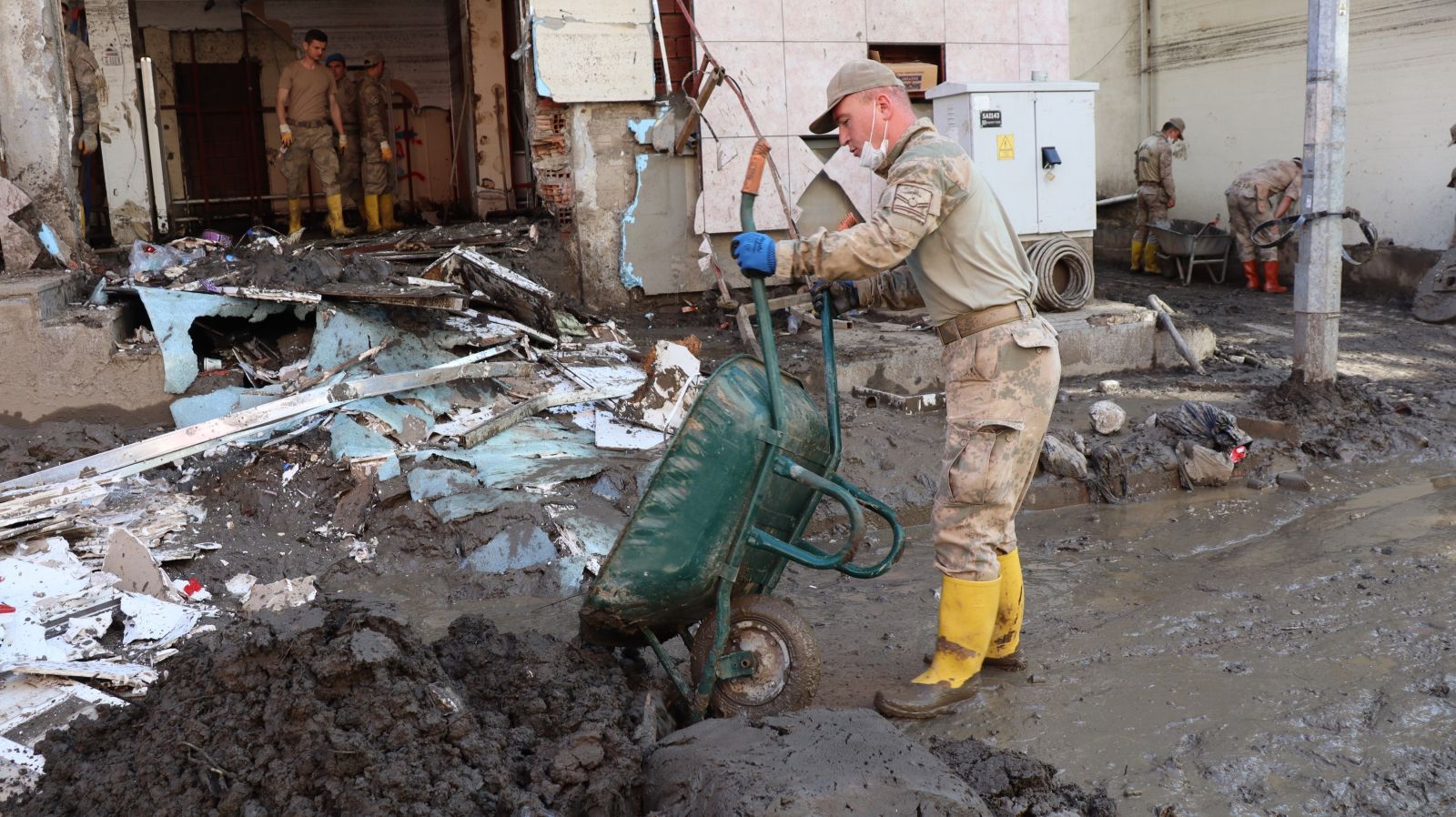 Yaşanan sel felaketinin ardından yaralar sarılmaya devam ediyor