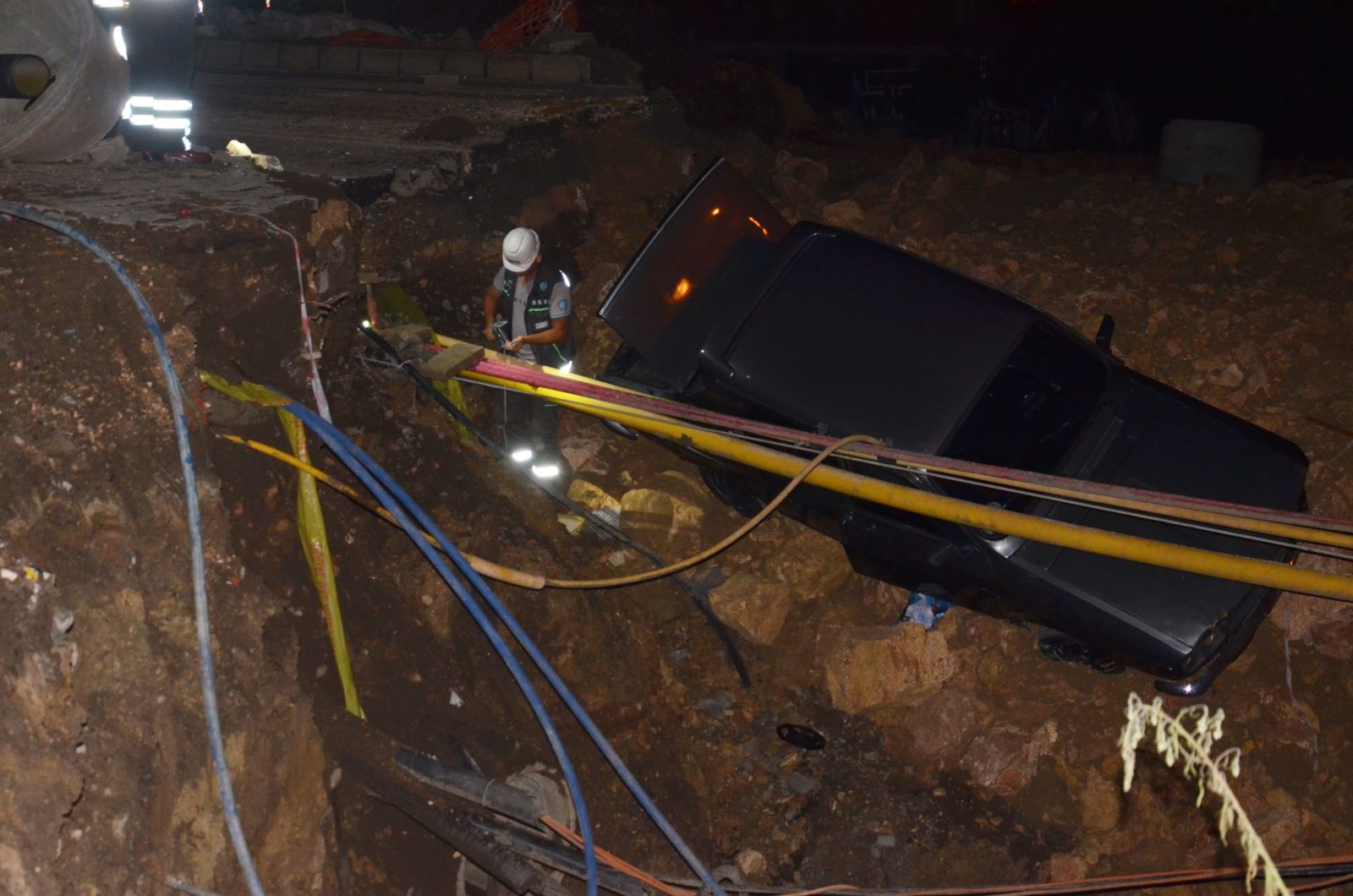 Otomobiliyle doğal gaz borusunu patlattı! Faciadan kıl payı kurtuldu