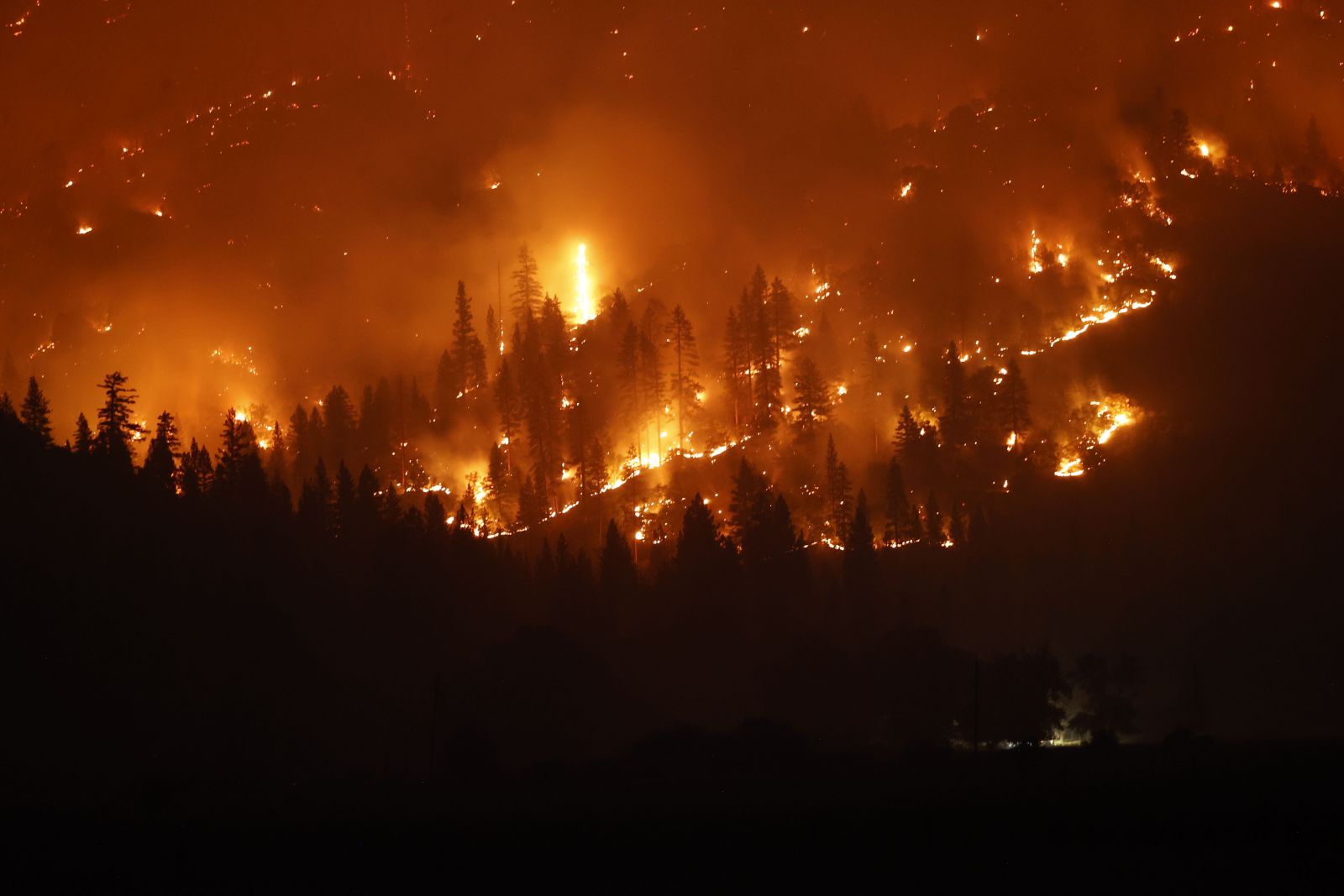 California’nın en büyük ikinci yangını! 705 bin dönümlük alan küle döndü California’nın en büyük ikinci yangını! 705 bin dönümlük alan küle döndü