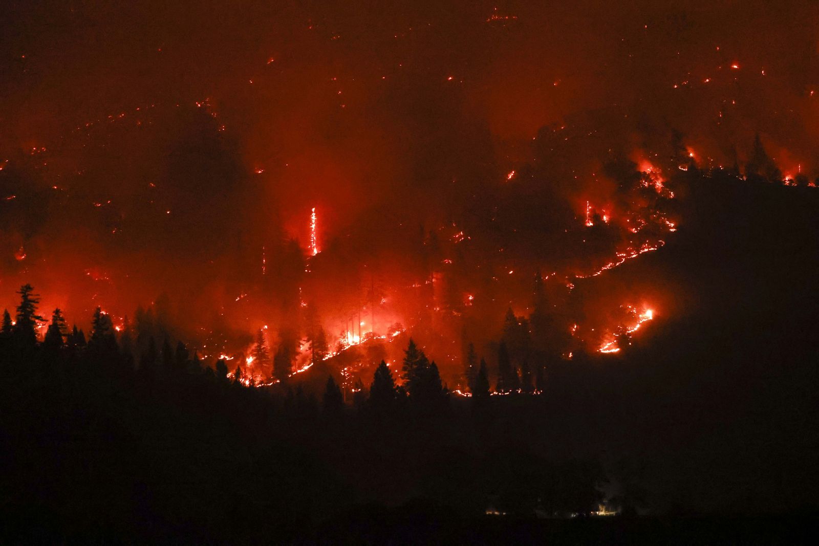 California’nın en büyük ikinci yangını! 705 bin dönümlük alan küle döndü California’nın en büyük ikinci yangını! 705 bin dönümlük alan küle döndü