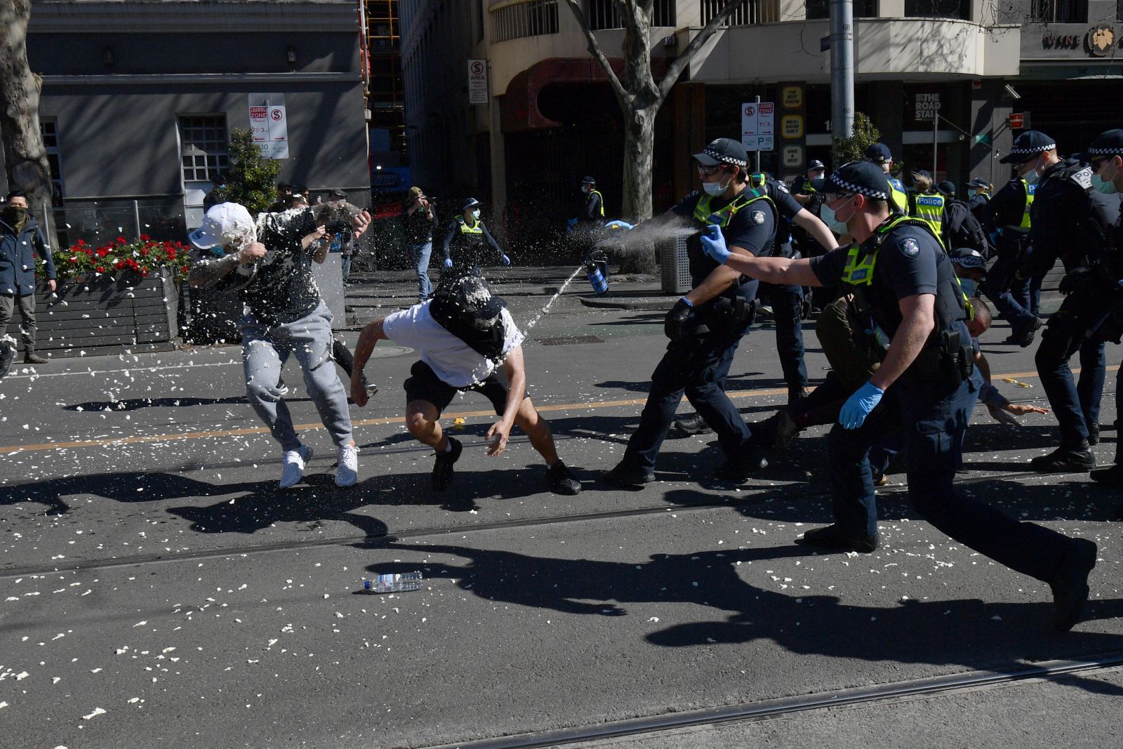 Avustralya’da Covid-19 protestoları! Polisle halk karşı karşıya geldi Avustralya’da Covid-19 protestoları! Polisle halk karşı karşıya geldi