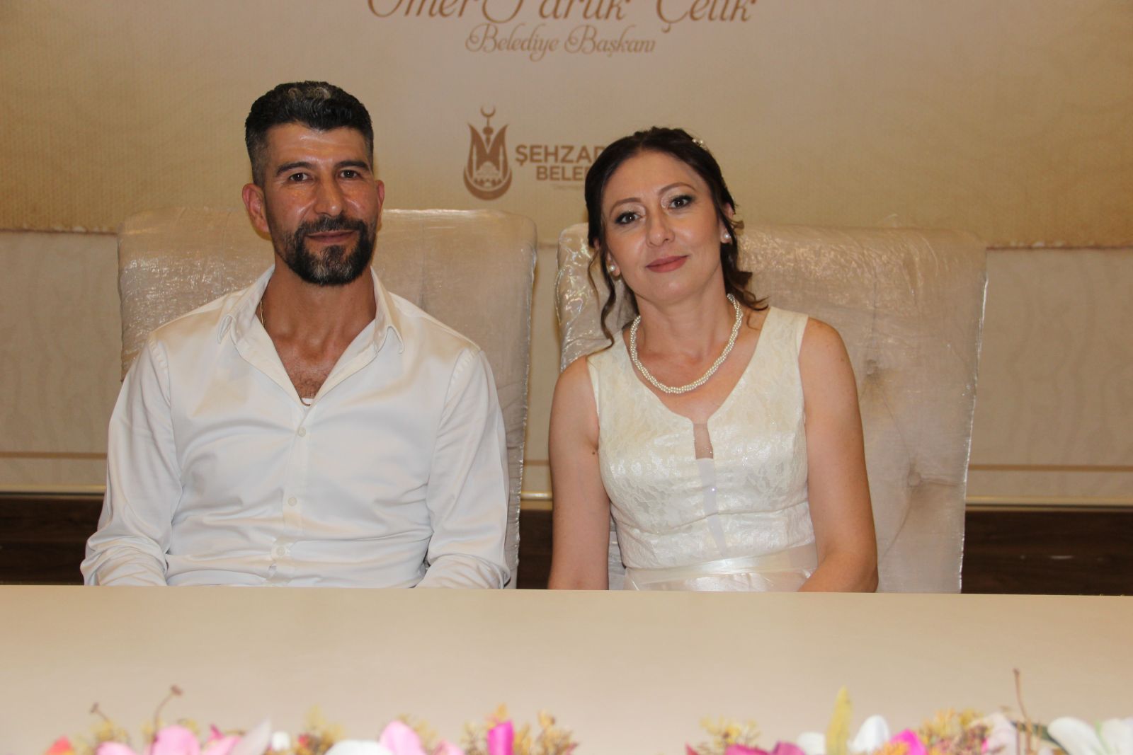 Taksiyi gelin arabası yaptı! Arkadaşları mutluluğuna ortak oldu