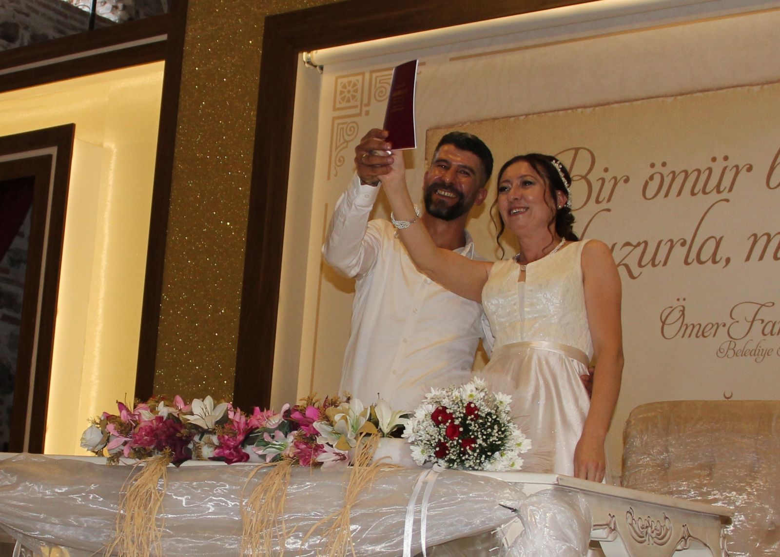 Taksiyi gelin arabası yaptı! Arkadaşları mutluluğuna ortak oldu