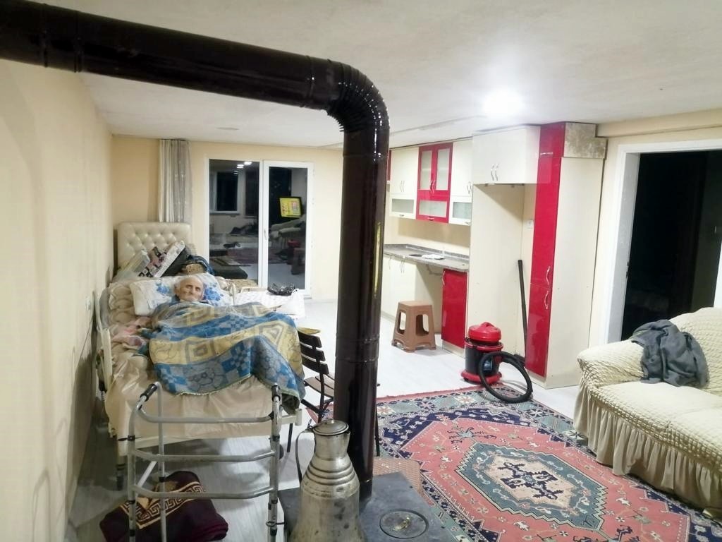 Hasta babasını kurtarmak için koştu! Selin ortasında mahsur kaldı