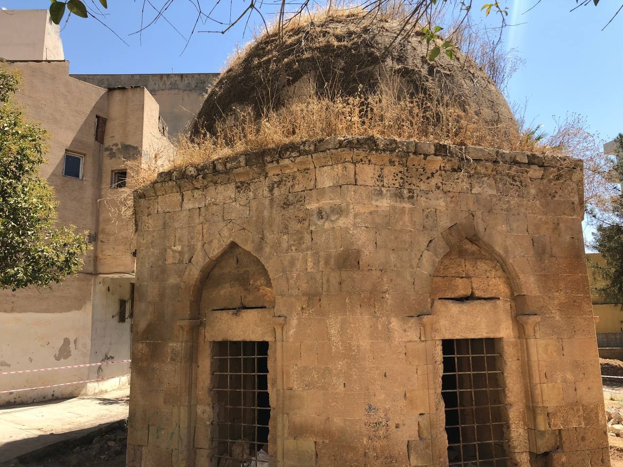 Tarihi kümbetin restorasyonu sırasında 3 mezar bulundu
