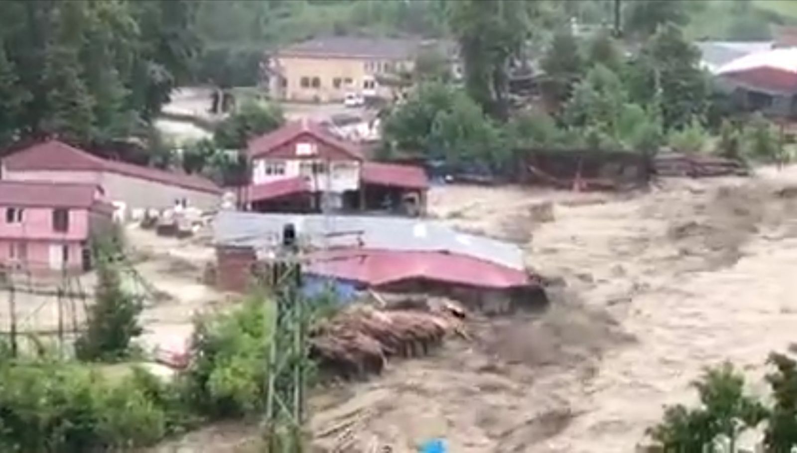 Selde yıkılan fabrikanın görüntüleri ortaya çıktı
