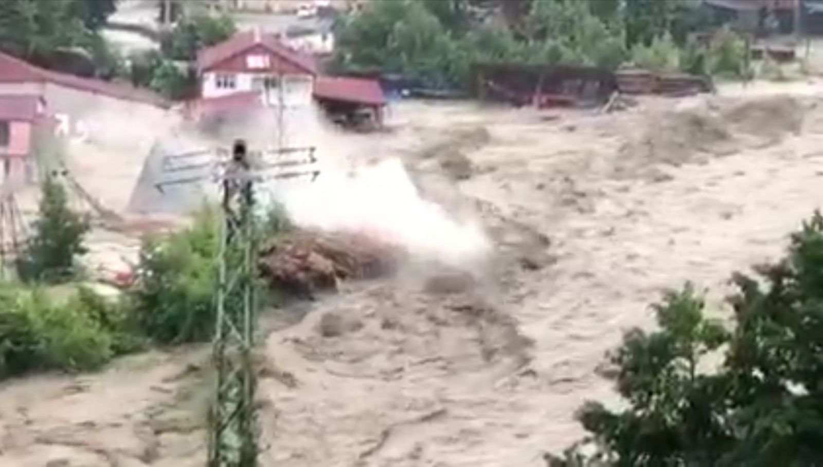 Selde yıkılan fabrikanın görüntüleri ortaya çıktı