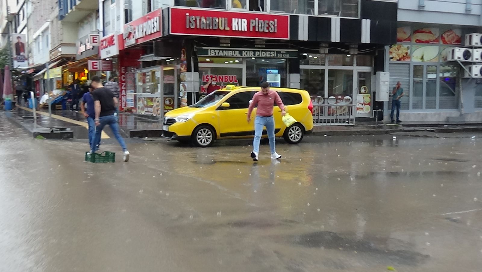 Kars’ta sağanak yağmur! Caddeler gölete döndü