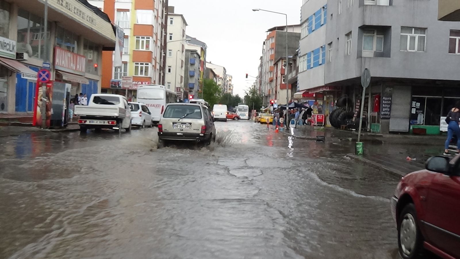 Kars’ta sağanak yağmur! Caddeler gölete döndü