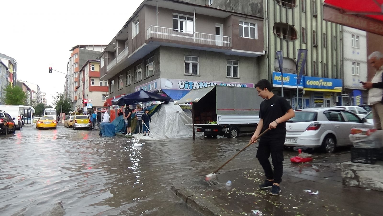 Kars’ta sağanak yağmur! Caddeler gölete döndü
