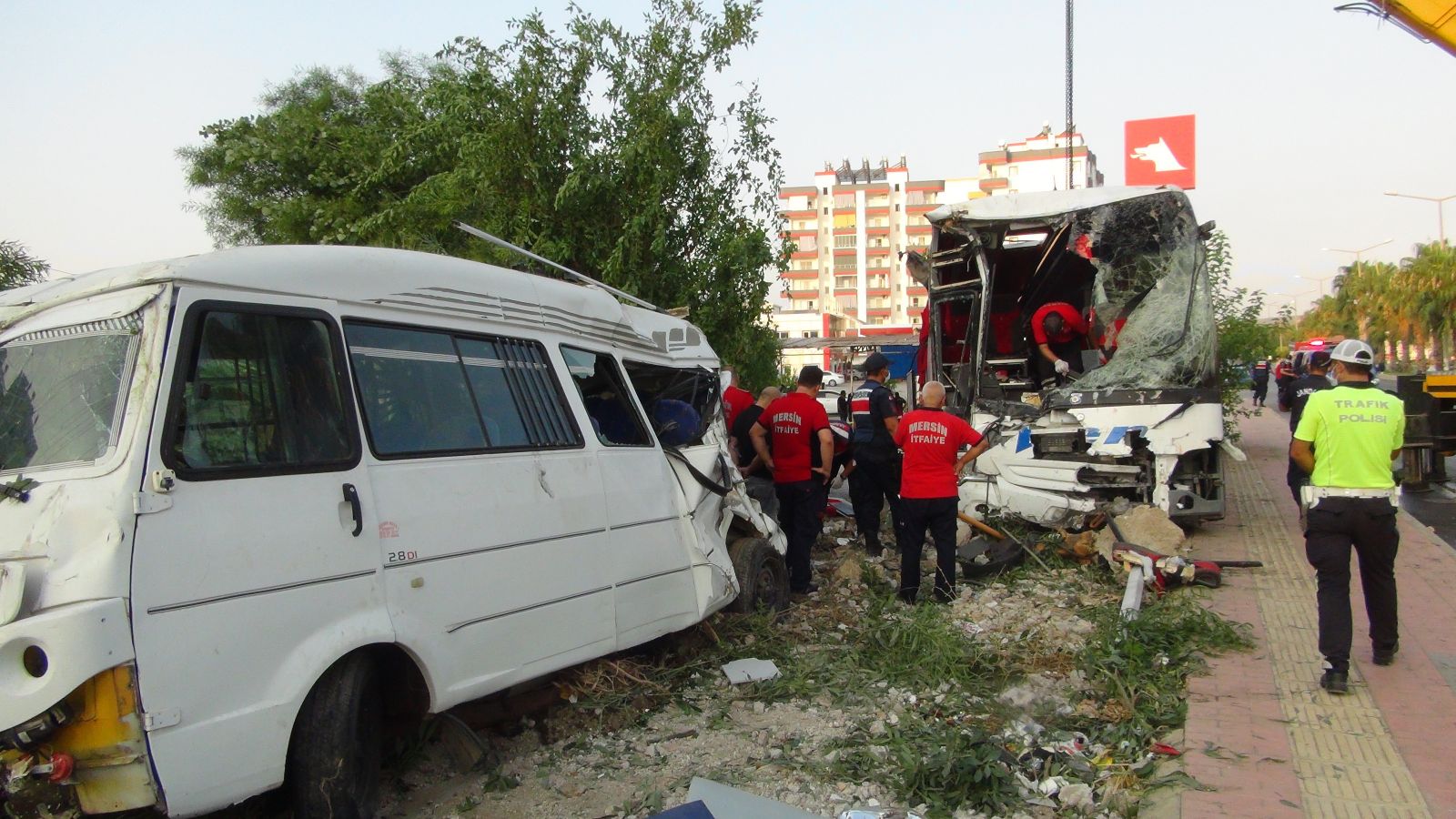 Mersin'de otobüs kazası: Çok sayıda yaralı var Mersin'de otobüs kazası: Çok sayıda yaralı var
