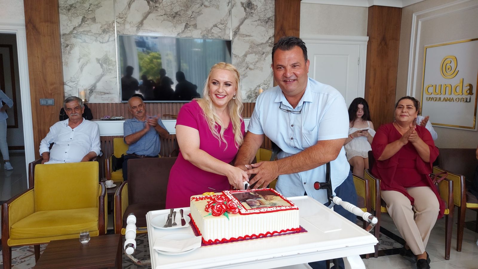 Kaymakam engelli gazeteciye kız istedi! Söz yüzüklerini taktı