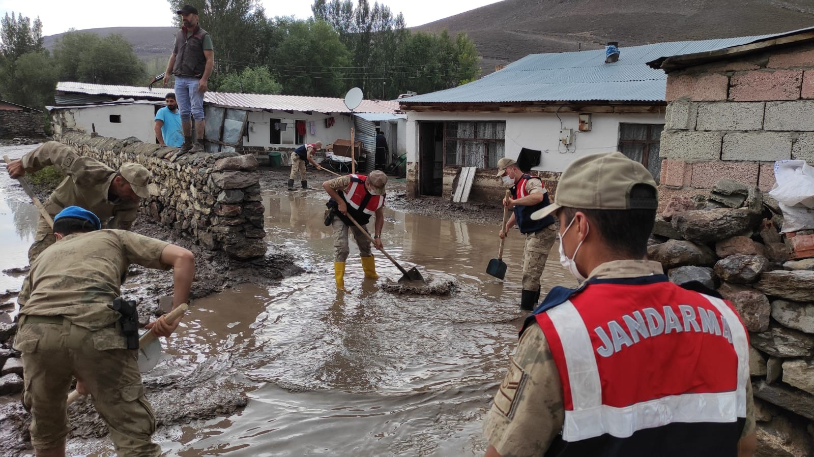 Jandarma ekipleri sahada! Selin vurduğu Susuz’da yaraları sarıyorlar Jandarma ekipleri sahada! Selin vurduğu Susuz’da yaraları sarıyorlar