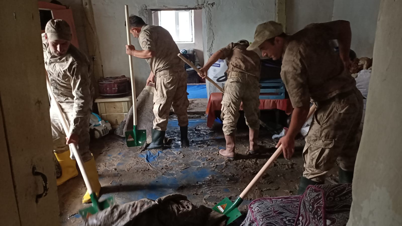 Jandarma ekipleri sahada! Selin vurduğu Susuz’da yaraları sarıyorlar Jandarma ekipleri sahada! Selin vurduğu Susuz’da yaraları sarıyorlar