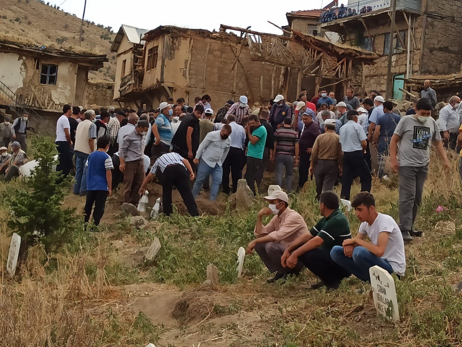 Ailesini katletti! Ardında 14 sayfalık mektup ve yüklü miktarda para bıraktı