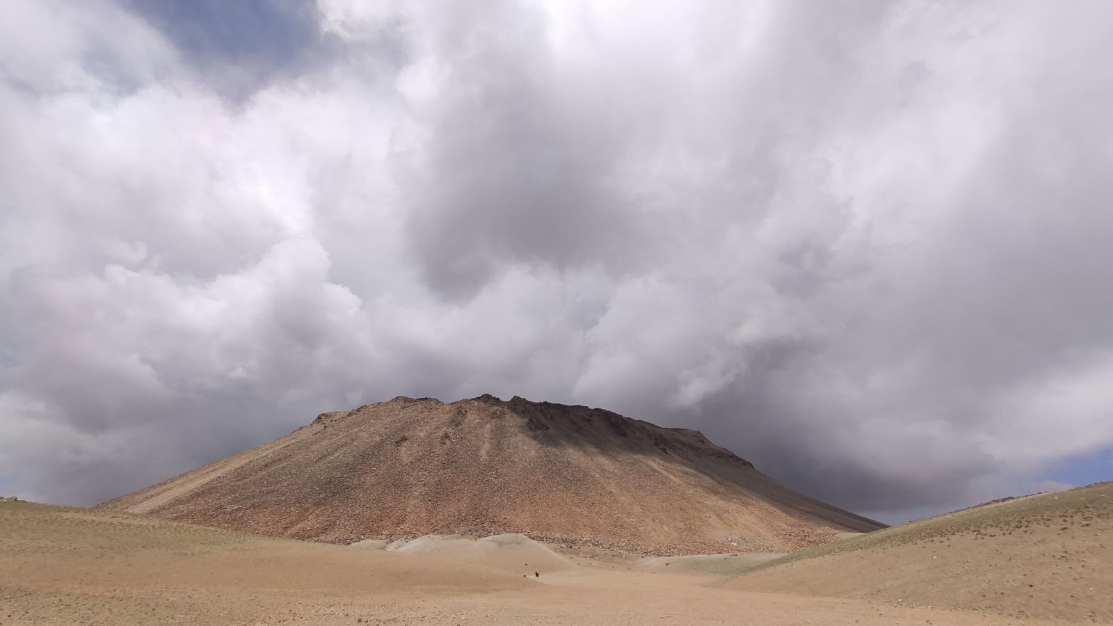 Süphan Dağı’ndan korkutan görüntü! Kar kütleleri hızla eriyor