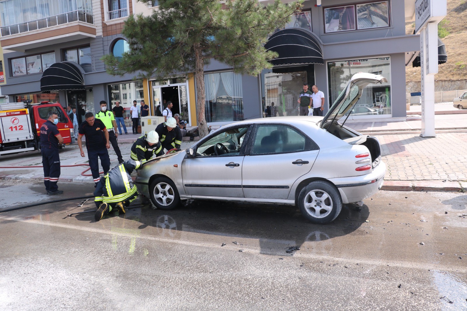 Seyir halinki otomobil alev aldı! Faciadan son anda dönüldü