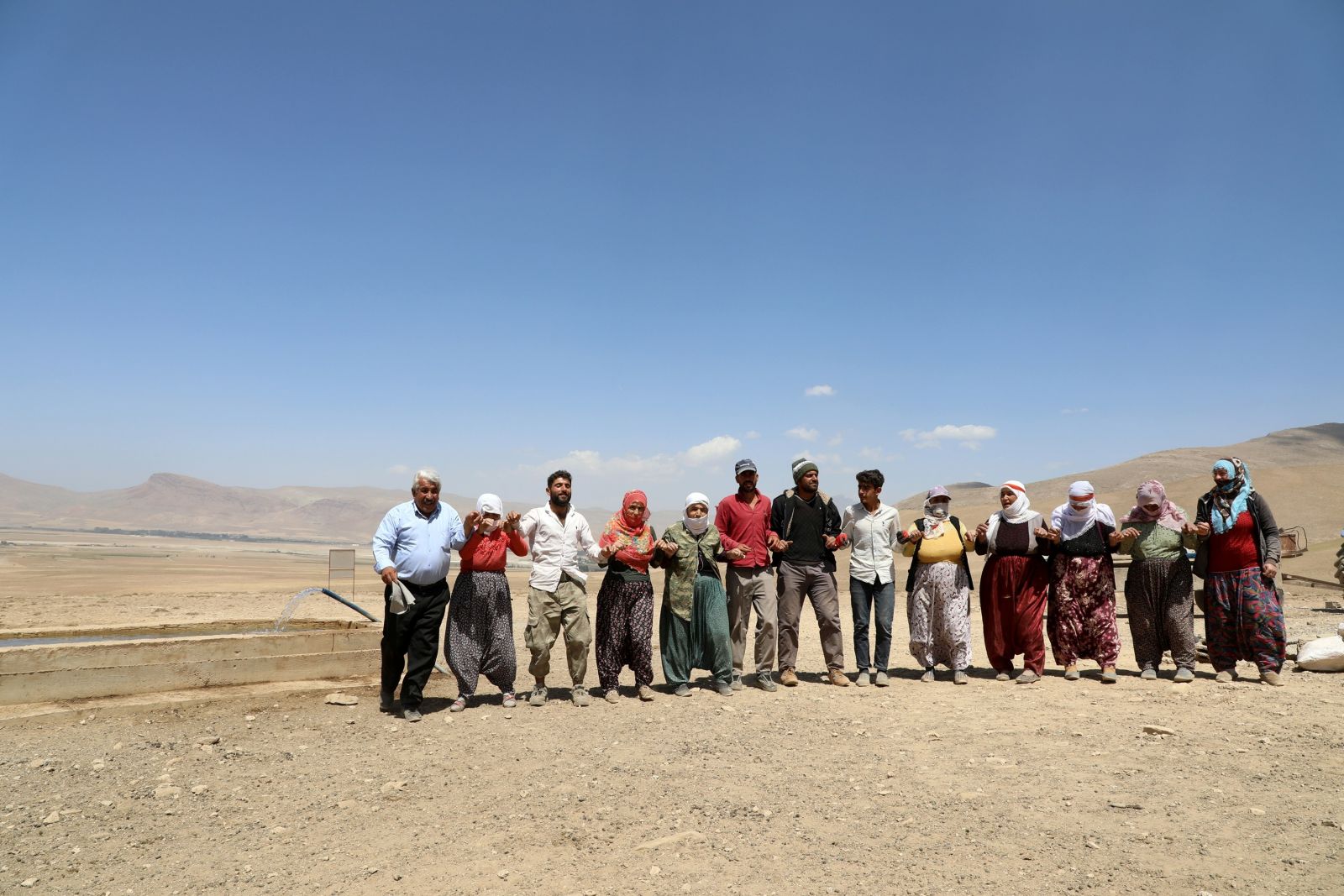 Yaylaya suyun gelmesiyle şenlik oluştu! Şarkı söyleyip halay çektiler