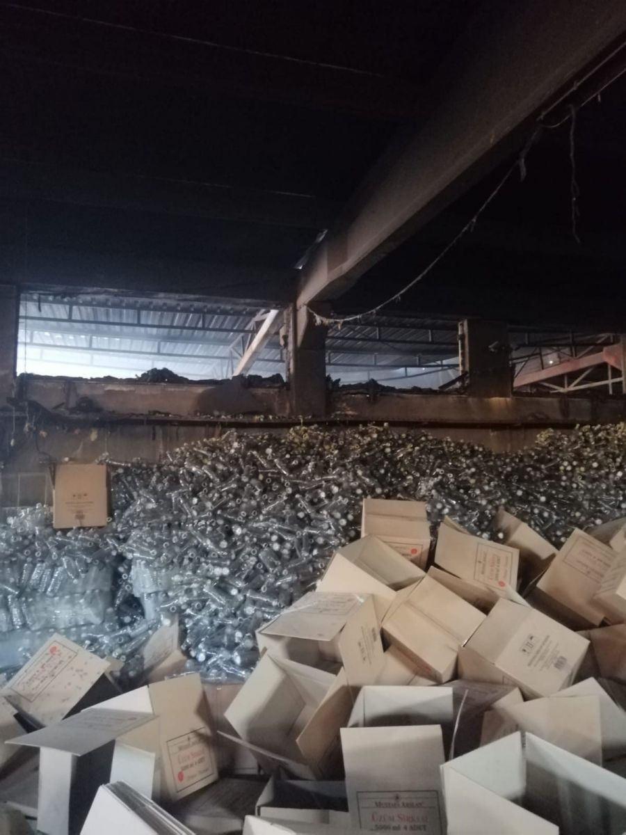 Sirke fabrikasında çıkan yangının faturası 300 bin TL Sirke fabrikasında çıkan yangının faturası 300 bin TL