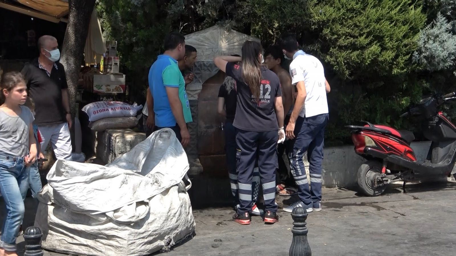 Esnafın dalgınlığı, çöp toplayan çocuğu yaktı