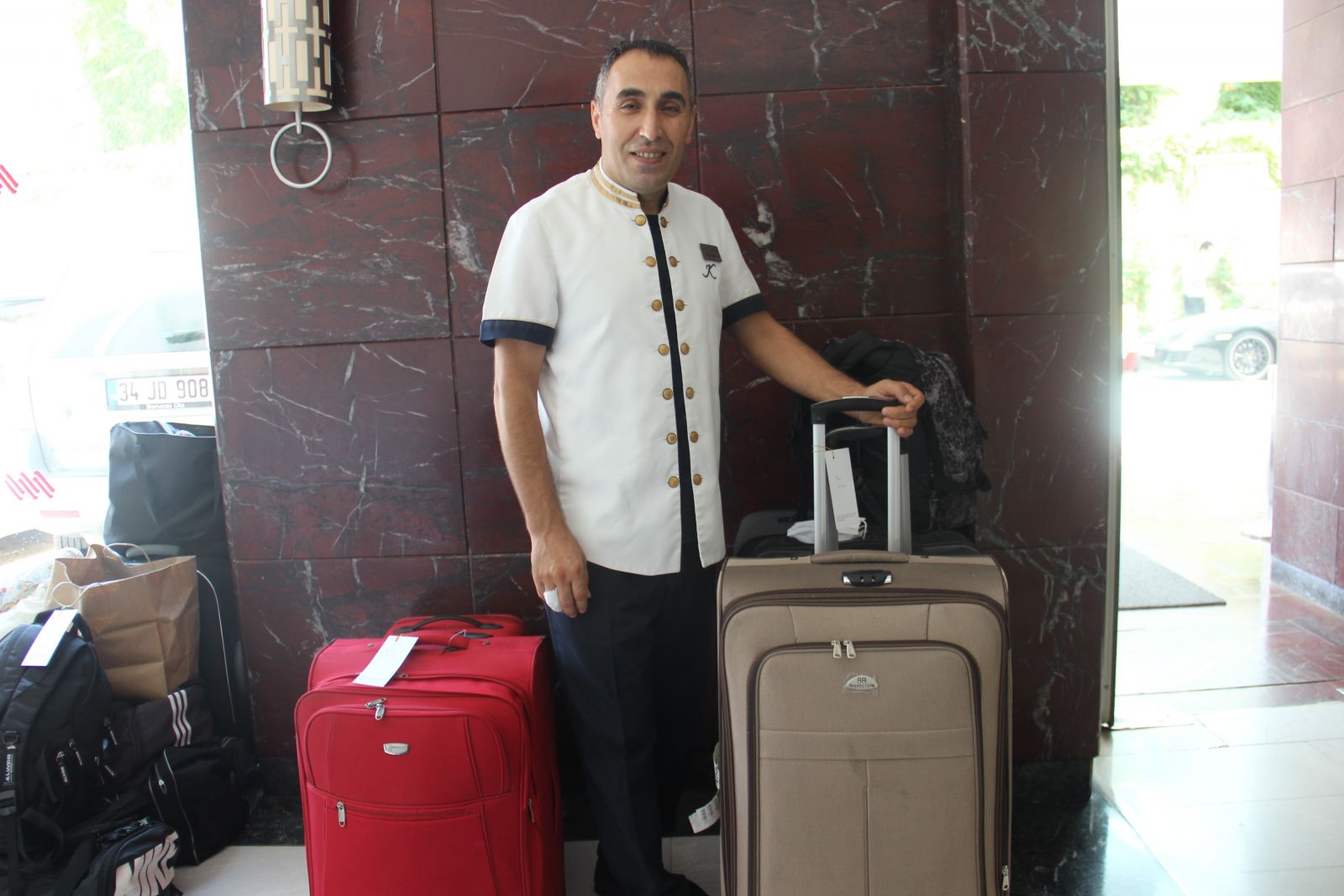 İngiliz turist mirasını kaldığı oteldeki belboya bıraktı İngiliz turist mirasını kaldığı oteldeki belboya bıraktı
