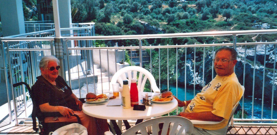 İngiliz turist mirasını kaldığı oteldeki belboya bıraktı İngiliz turist mirasını kaldığı oteldeki belboya bıraktı