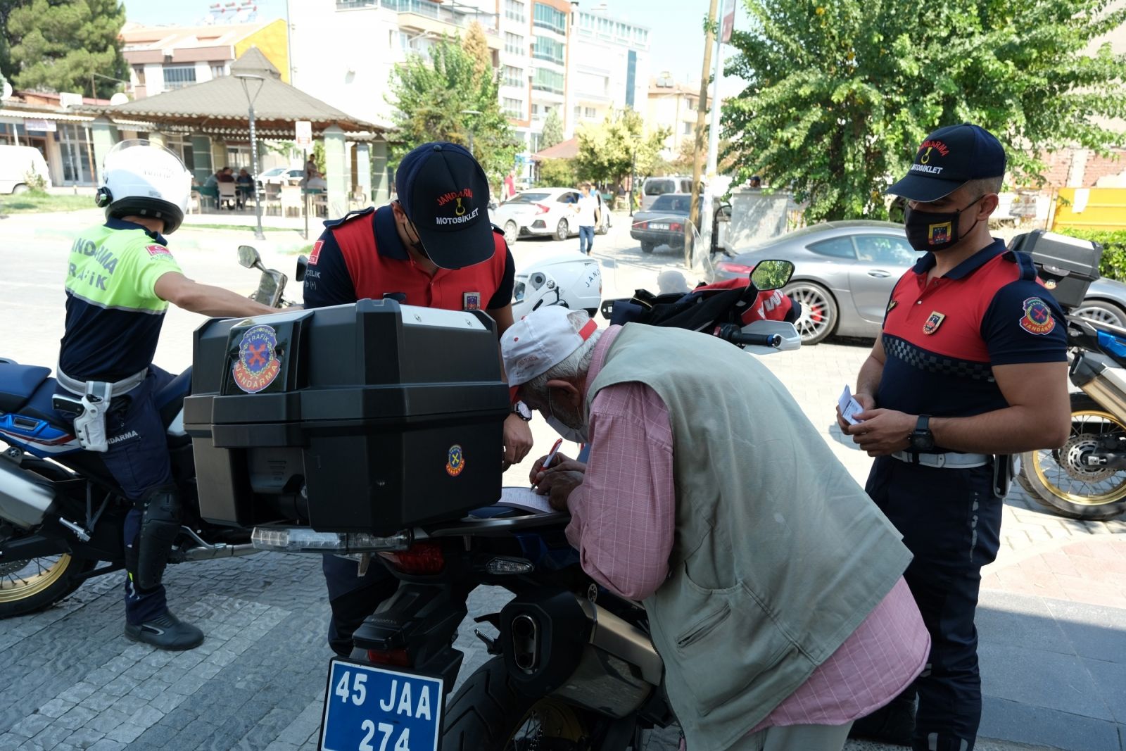 Jandarma ve emniyetten trafik denetimi! 39 araç trafikten men edildi
