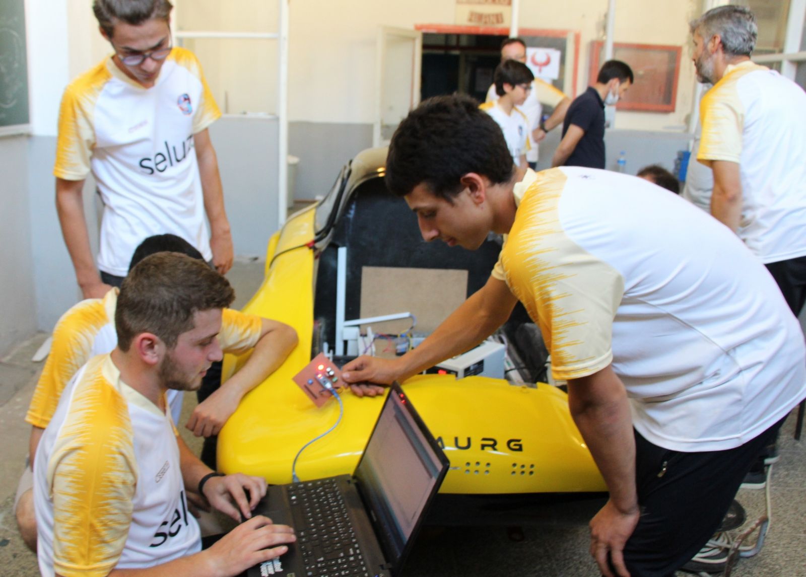 Lise öğrencileri sekiz ayda yaptı: 1 TL ile 100 kilometre gidiyor