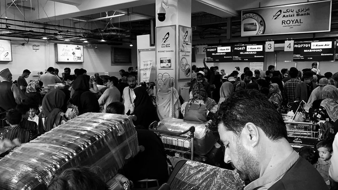 Afgan gazeteci kargo uçağıyla kaçışını anlattı: Tamamen felaketti Afgan gazeteci kargo uçağıyla kaçışını anlattı: Tamamen felaketti