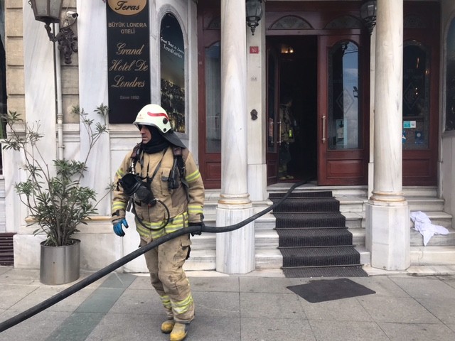 Beyoğlu'nda tarihi otelde yangın Beyoğlu'nda tarihi otelde yangın