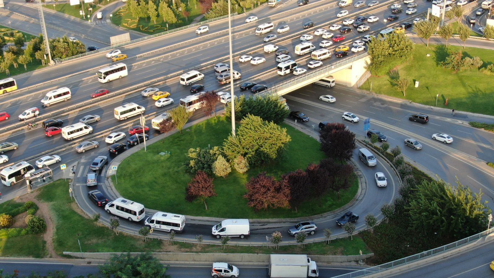 20 bin servis yola çıktı, trafik çilesi katlandı