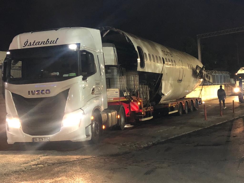 Yolculuk Atatürk Havalimanı'ndan Hadımköy'e! E-5'ten uçak geçti