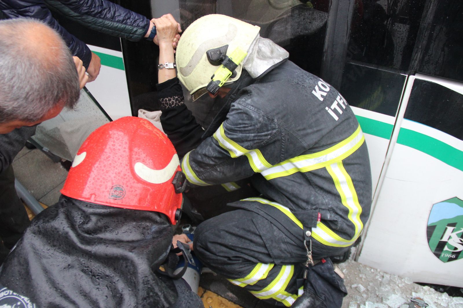 Tramvay'da can pazarı! Elini bir an olsun bırakmadılar