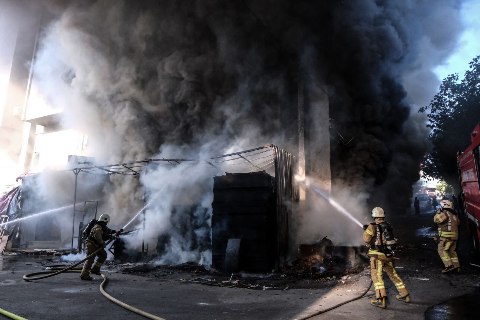 Bahçelievler'de mobilya fabrikasında yangın