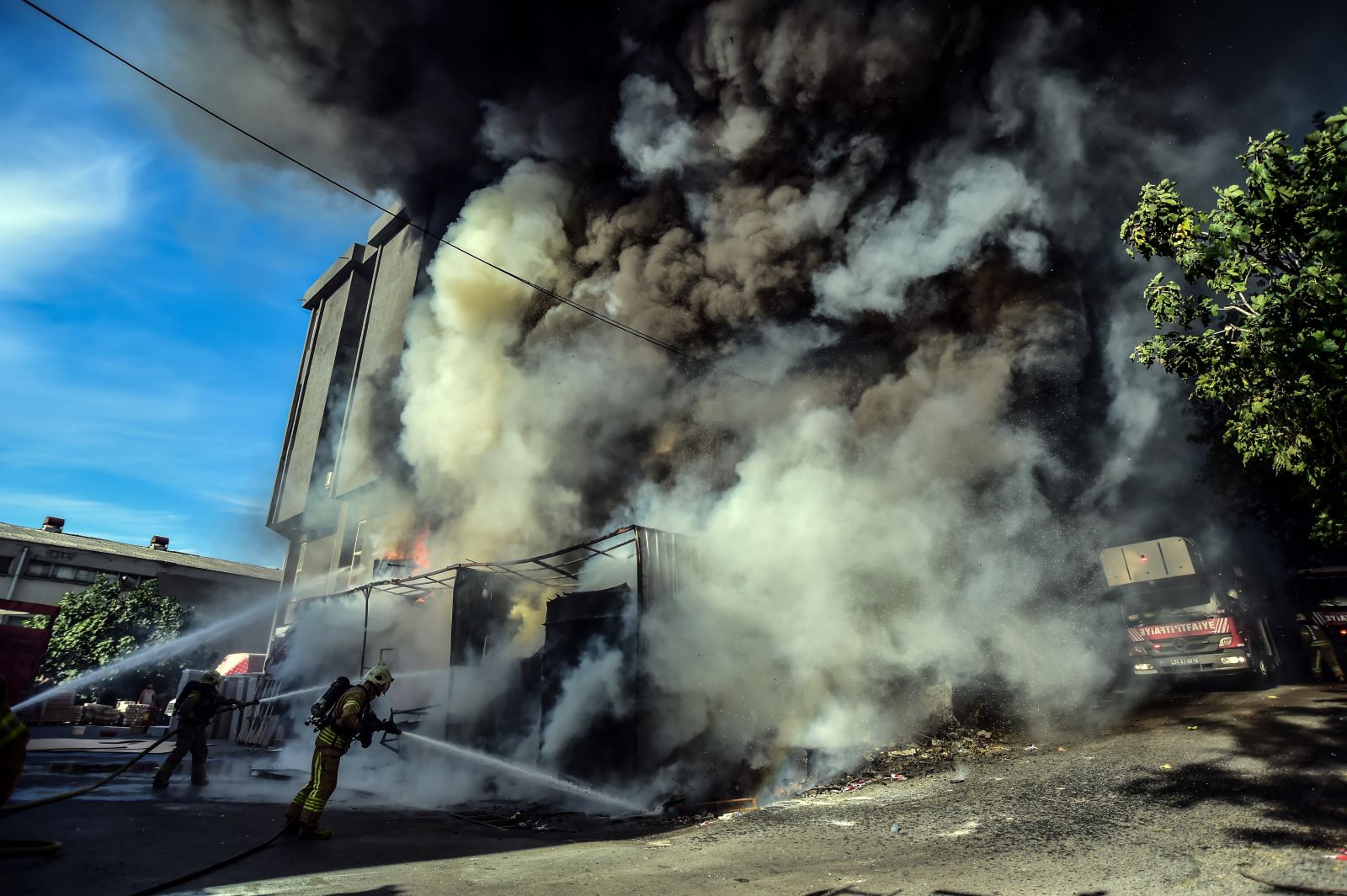 Bahçelievler'de mobilya fabrikasında yangın