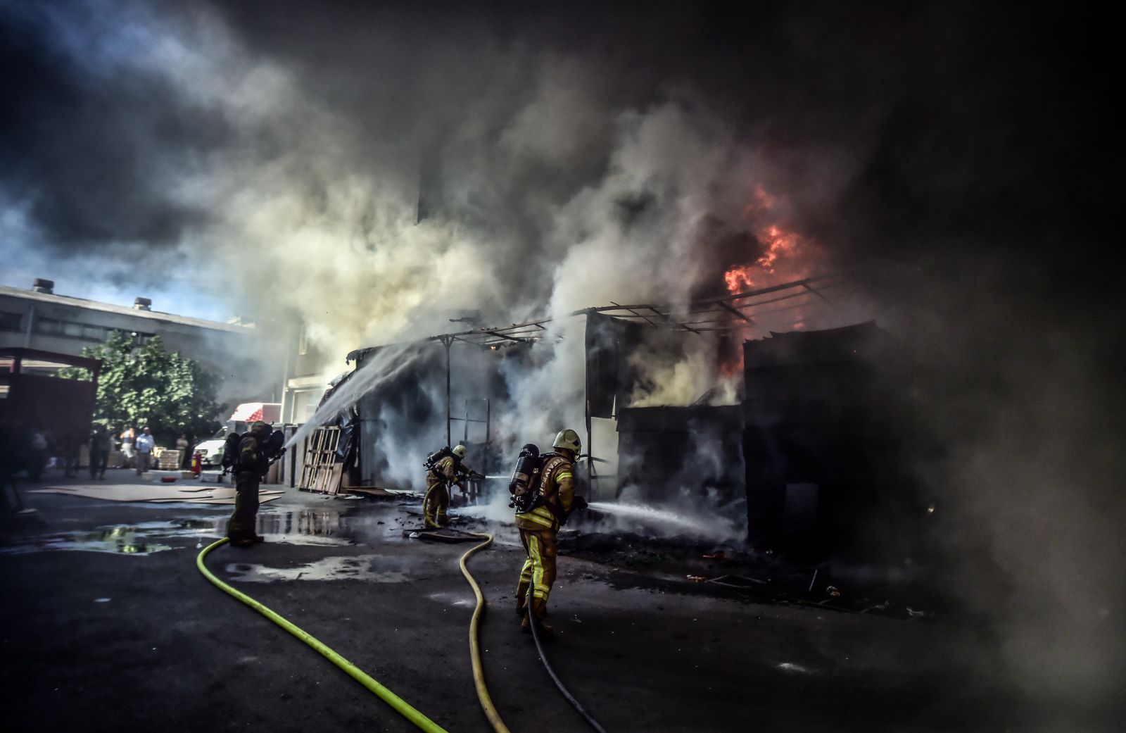 Bahçelievler'de mobilya fabrikasında yangın