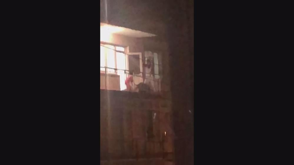 İzmir’de koca dehşeti anbean kameraya yansıdı!