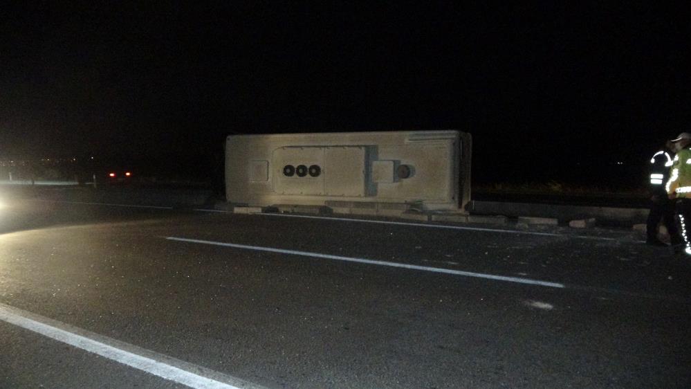 İşçileri taşıyan servis devrildi: Yaralılar var