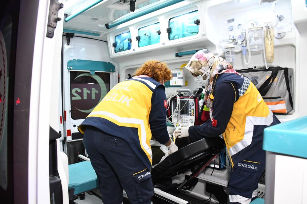 Minibüsle çarpışan otomobil savrularak hamile kadına çarptı