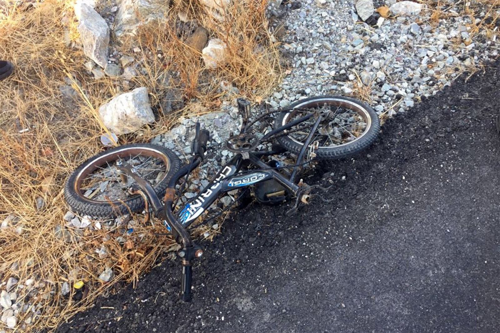 Bisikletiyle eve giden küçük Arif araç altında can verdi