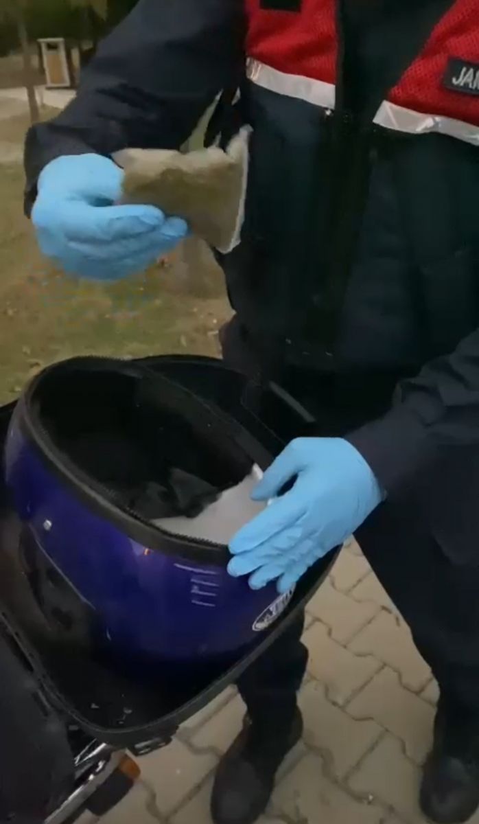 Okul önünde uyuşturucu satanlara operasyon Okul önünde uyuşturucu satanlara operasyon