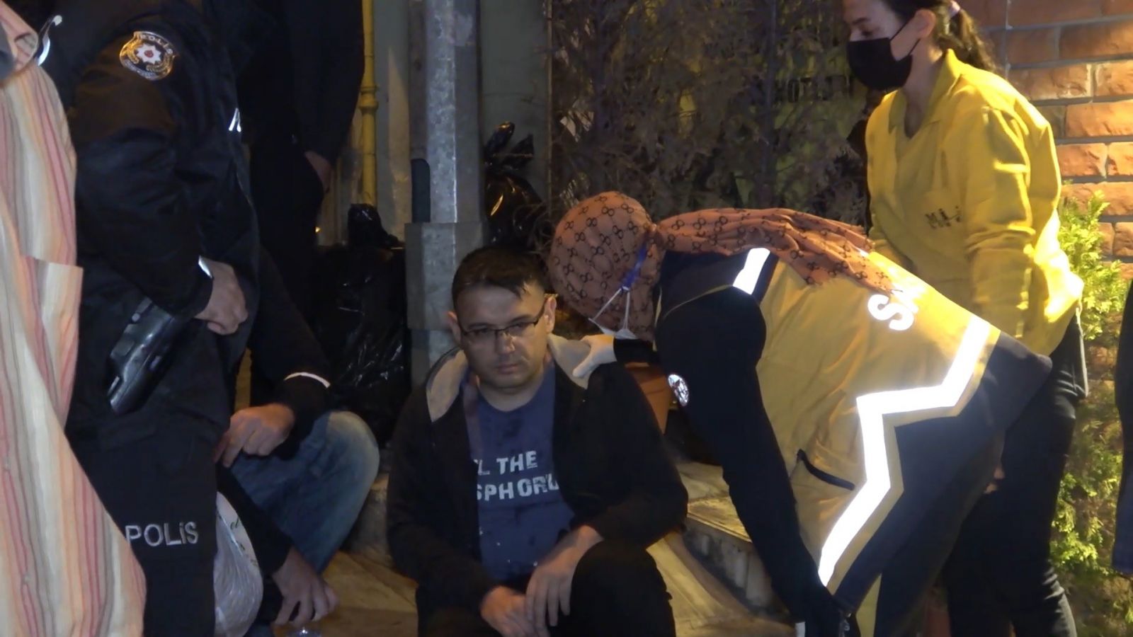 Fren yerine gaza bastı, döner salonuna daldı