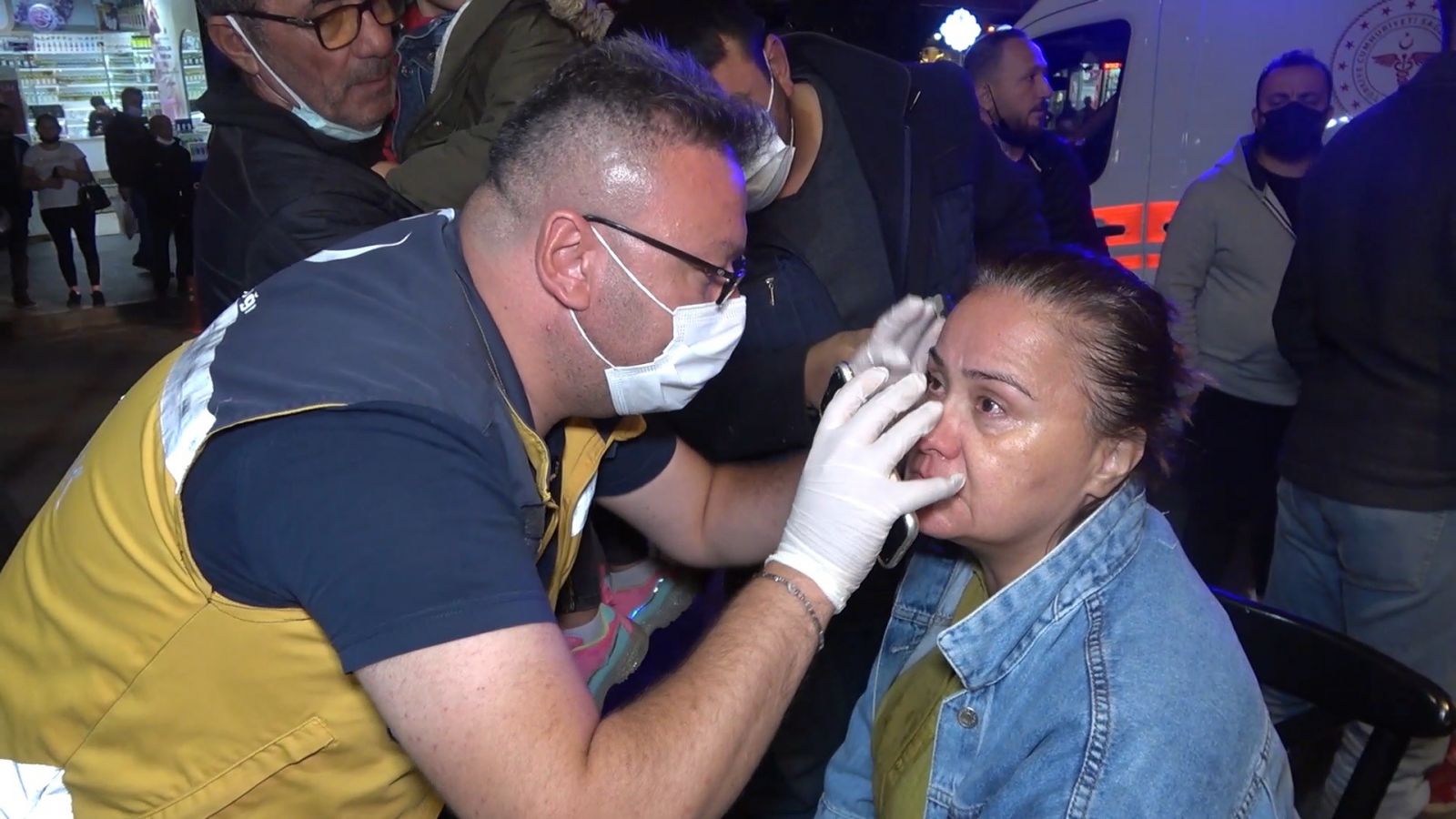 Fren yerine gaza bastı, döner salonuna daldı