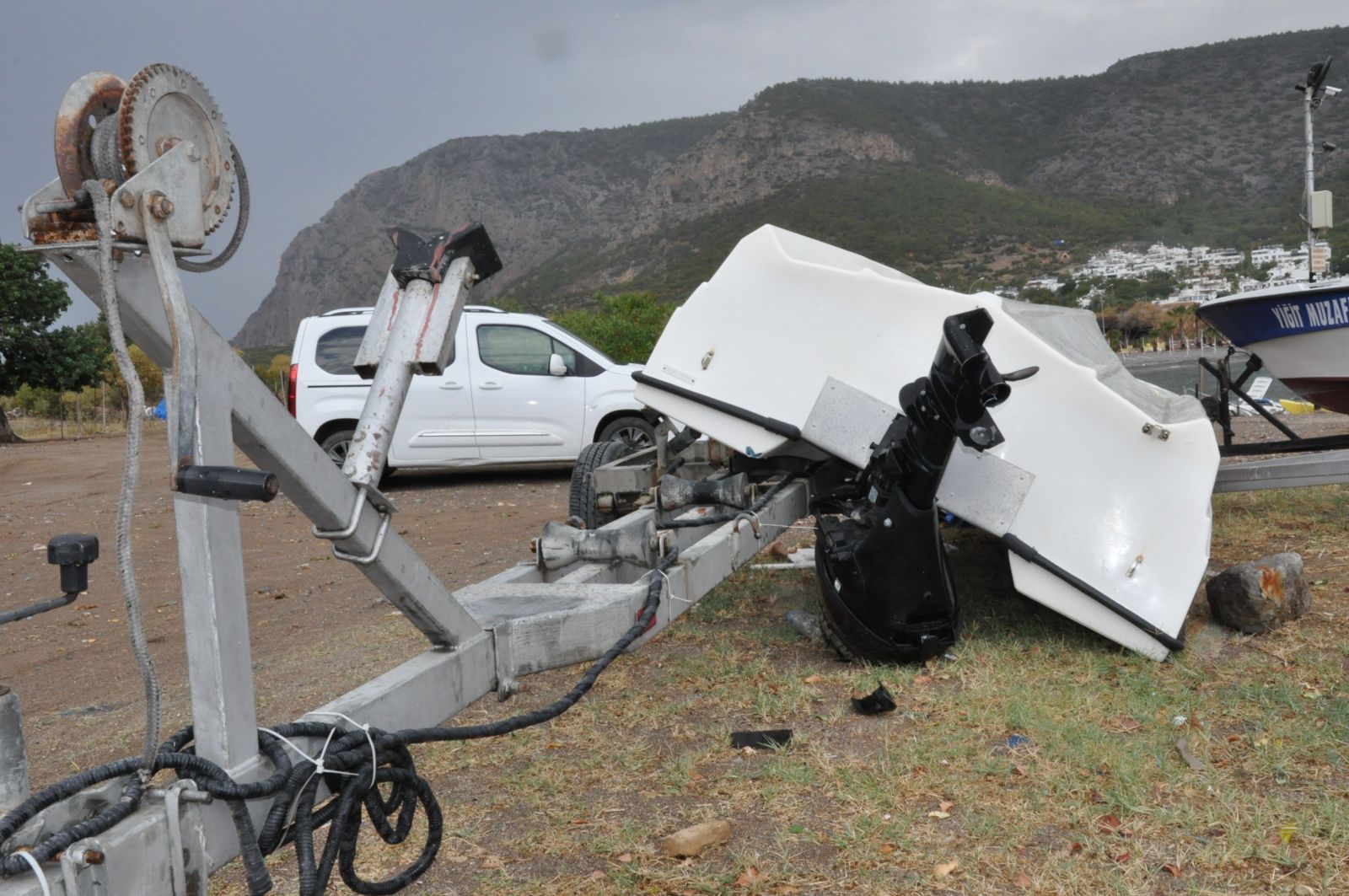 Silifke'de hortum tekneleri batırdı, ağaçları kökünden söktü, çatıları uçurdu Silifke'de hortum tekneleri batırdı, ağaçları kökünden söktü, çatıları uçurdu