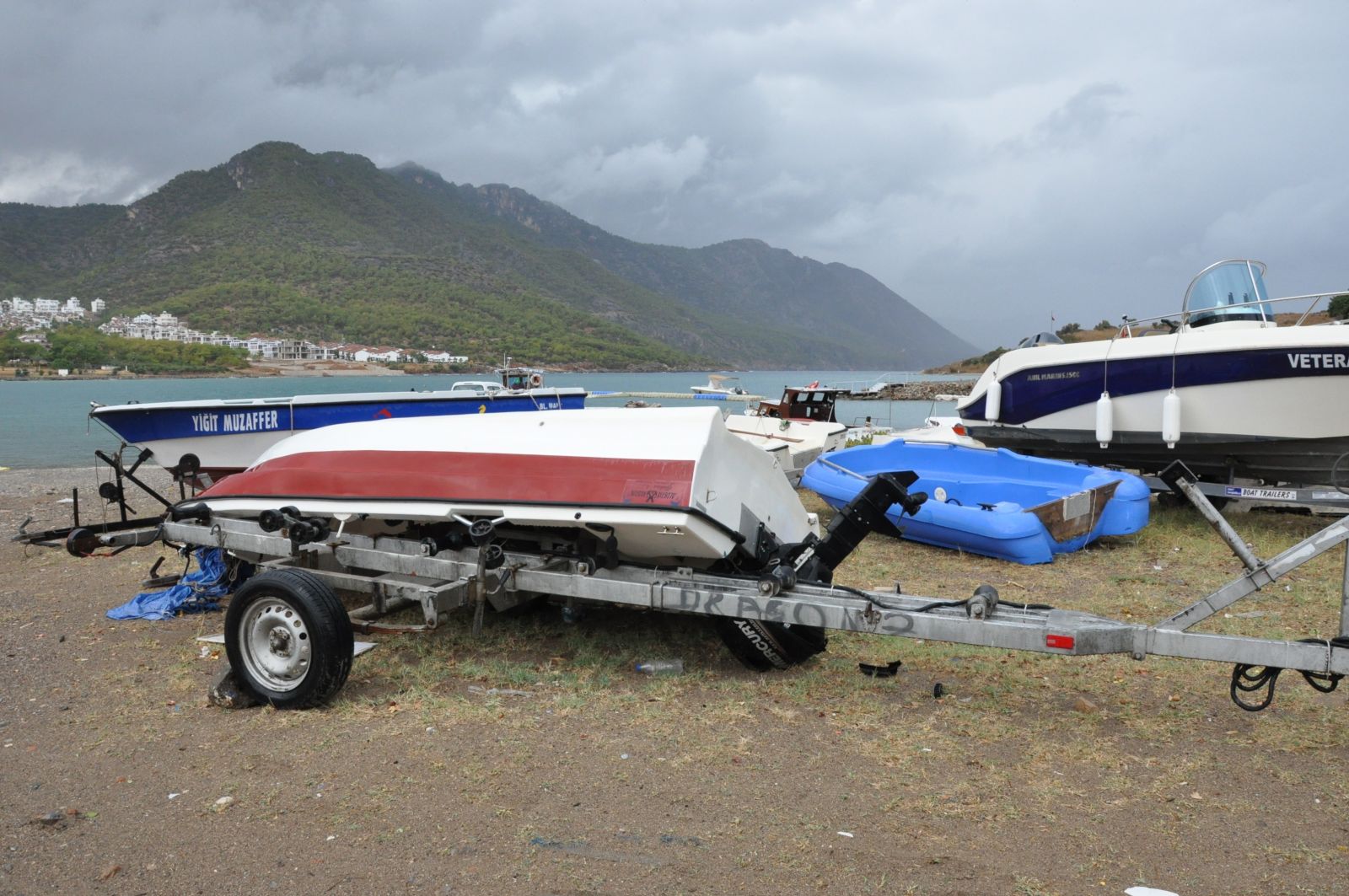 Silifke'de hortum tekneleri batırdı, ağaçları kökünden söktü, çatıları uçurdu Silifke'de hortum tekneleri batırdı, ağaçları kökünden söktü, çatıları uçurdu